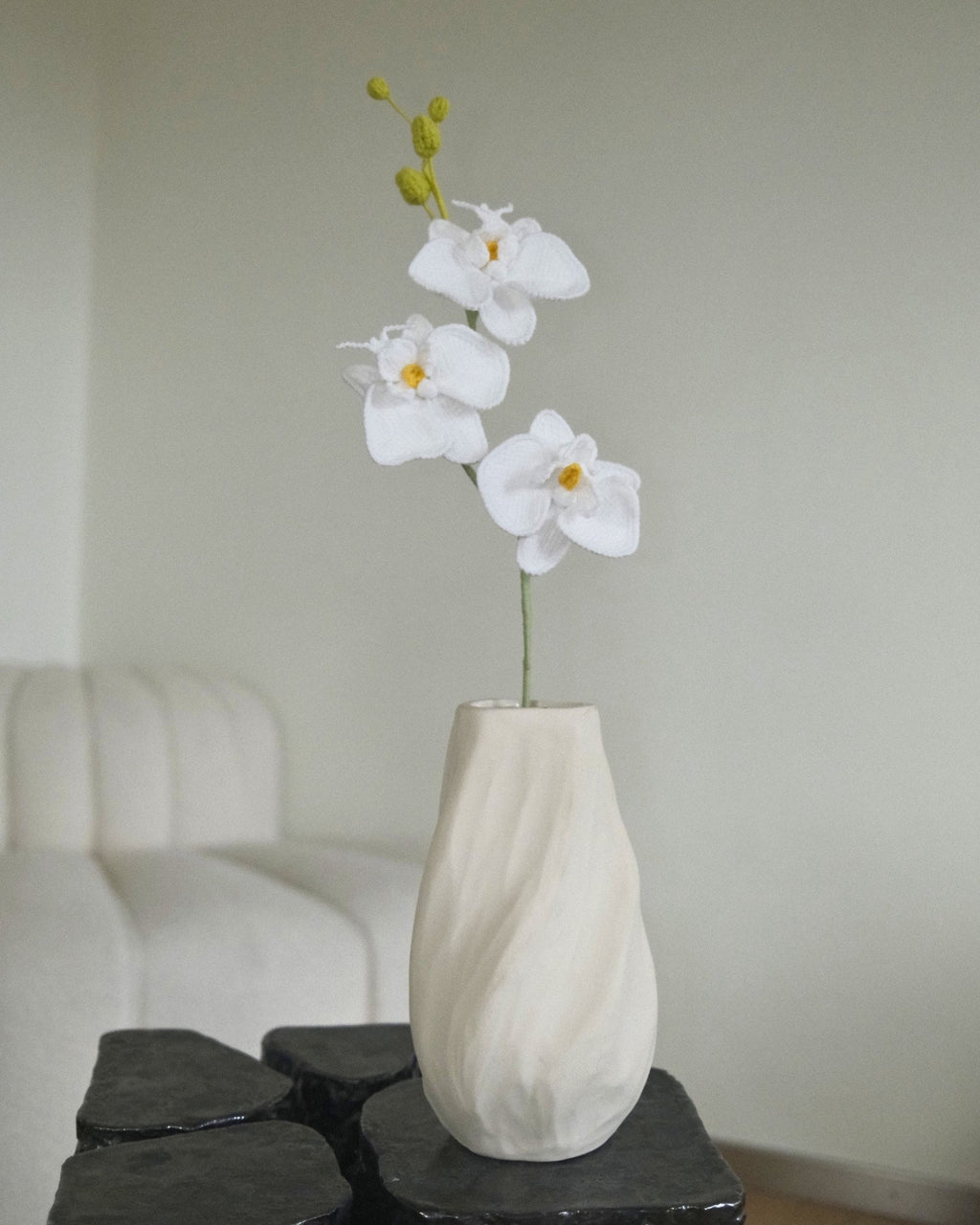 Untitled Flowers — Phalaenopsis, weiss, handgehäkelt, in der Vase