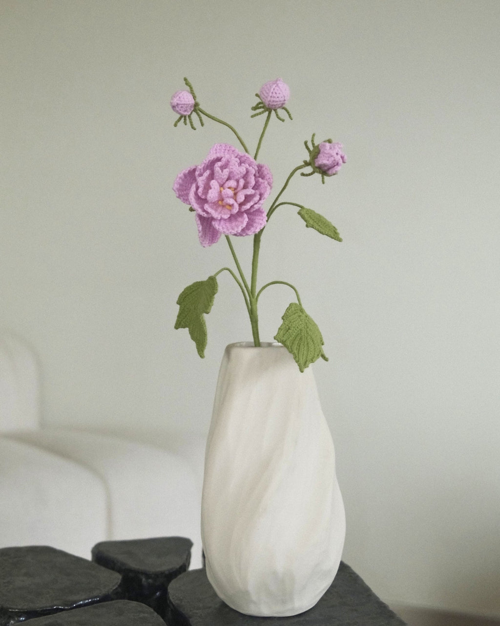 Untitled Flowers — Hibiskus, rosa, handgehäkelt, in der Vase