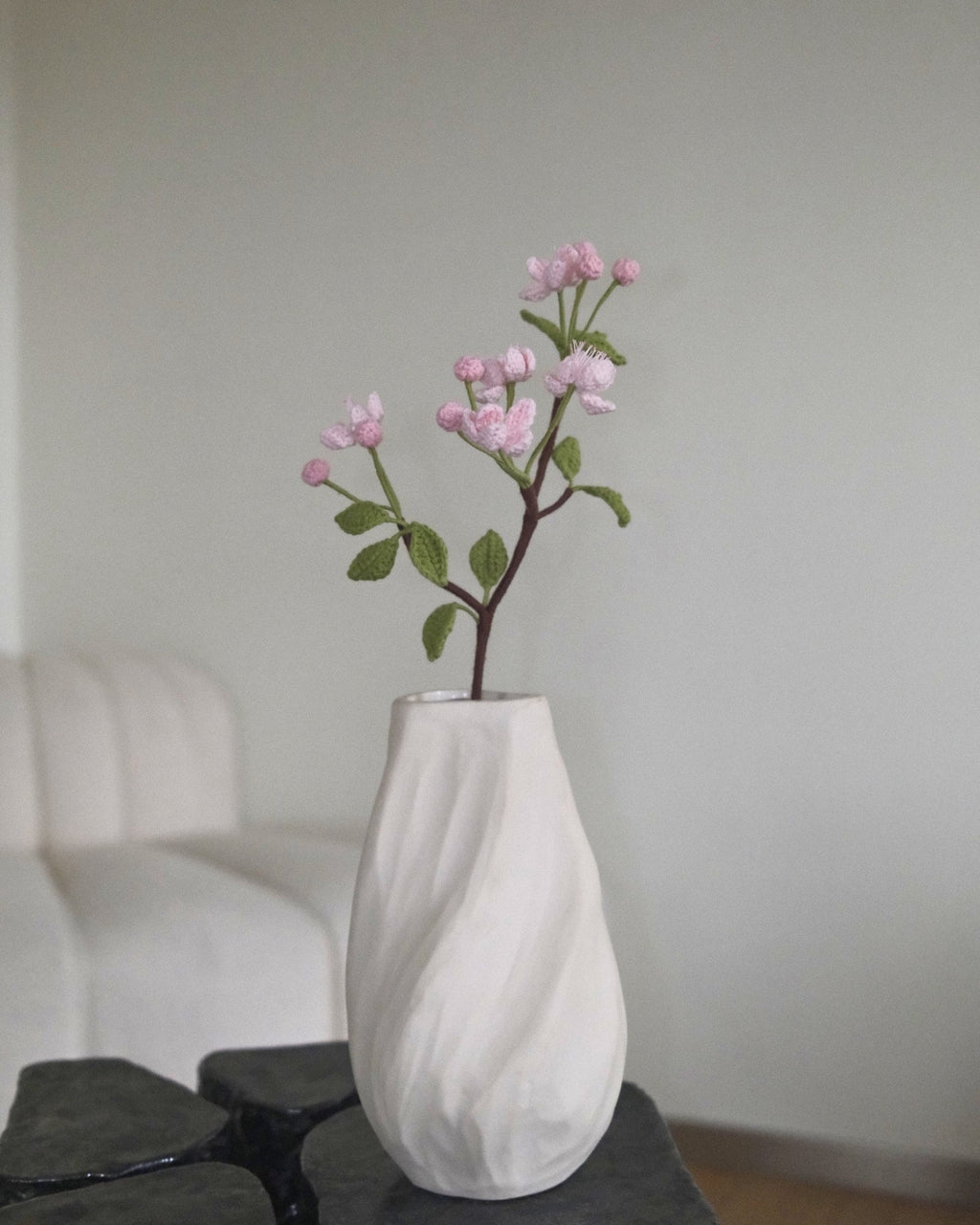 Untitled Flowers — Malus, rosa, handgehäkelt, in der Vase