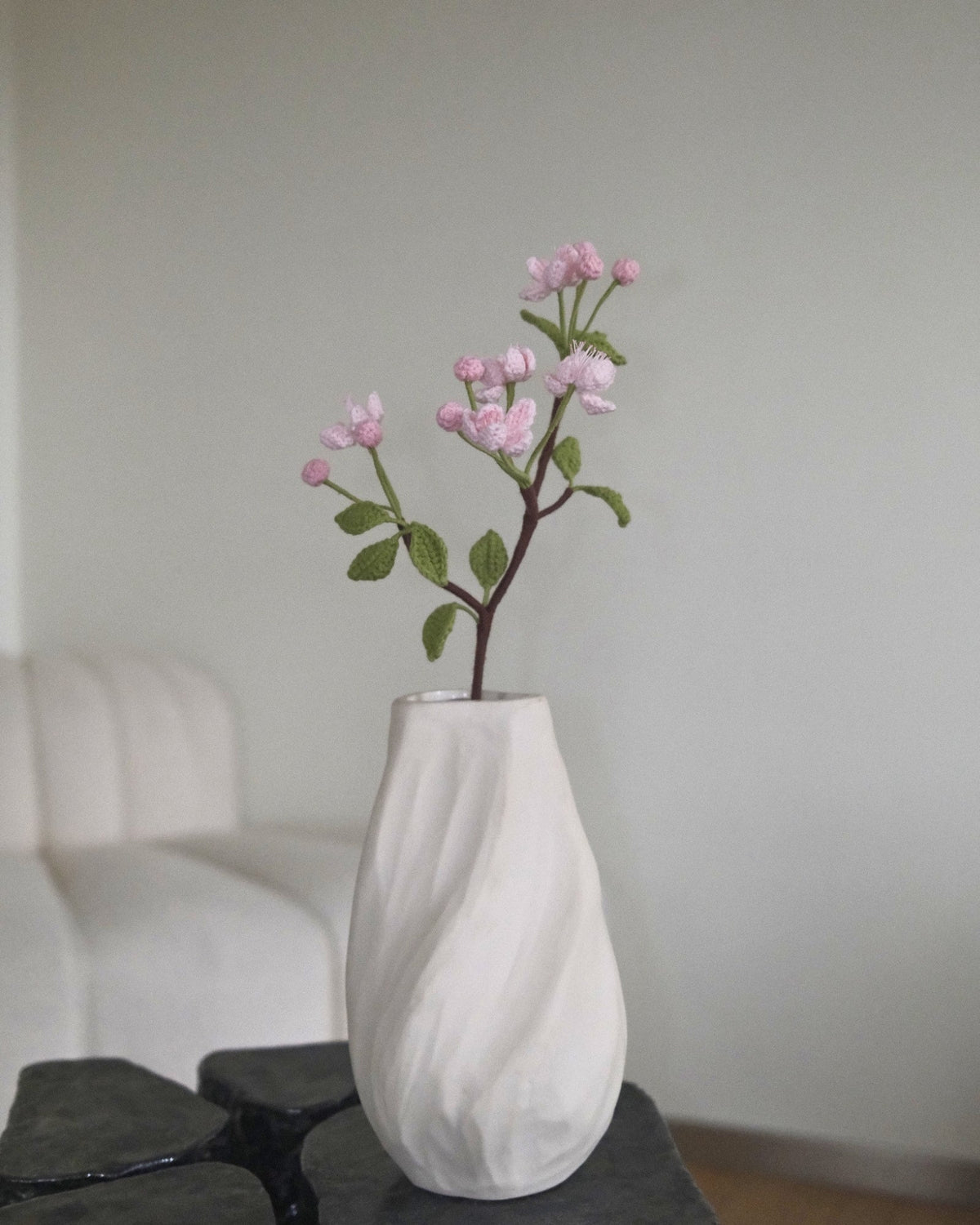 Untitled Flowers — Malus, rosa, handgehäkelt, in der Vase