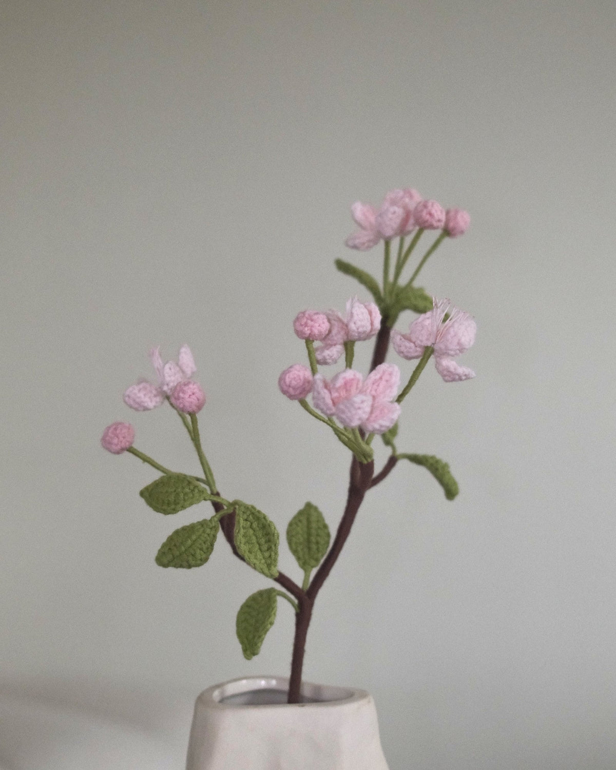 Untitled Flowers — Malus, rosa, handgehäkelt, Detail