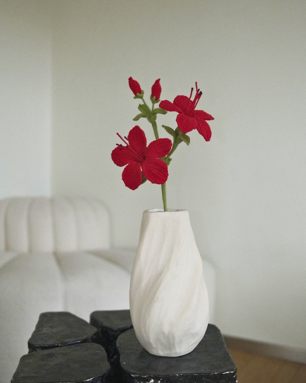 Untitled Flowers — Azalee, rot, handgehäkelt, in der Vase