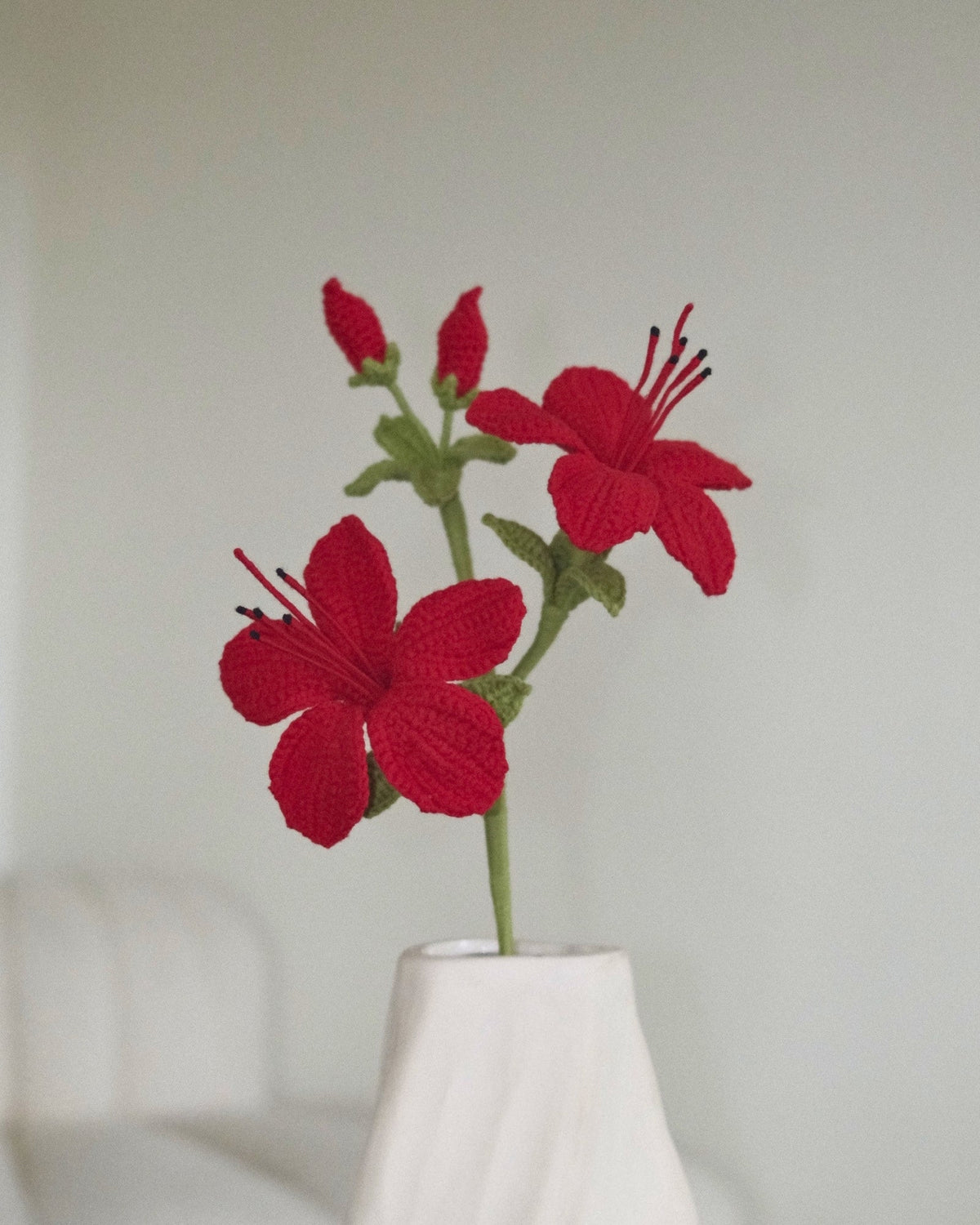 Untitled Flowers — Azalee, rot, handgehäkelt, Detail