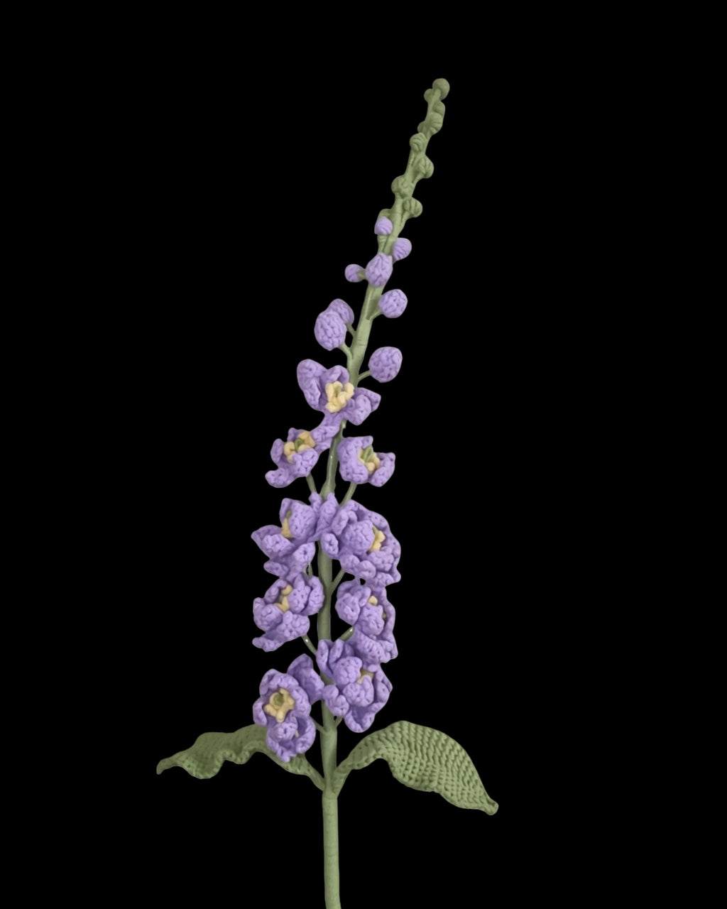 Untitled Flowers — Delphinium, hellviolett, handgehäkelt, freigestellt