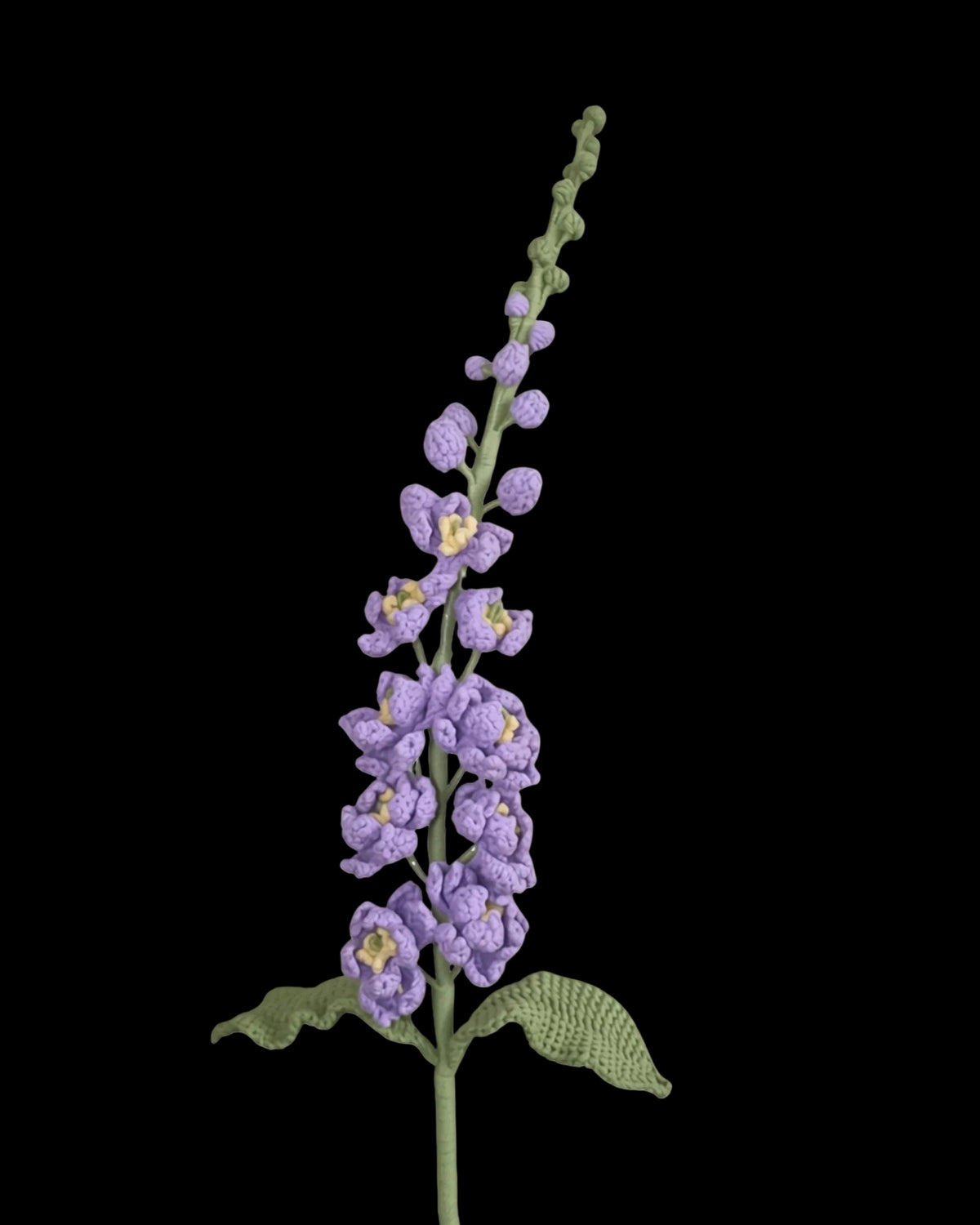 Untitled Flowers — Delphinium, hellviolett, handgehäkelt, freigestellt