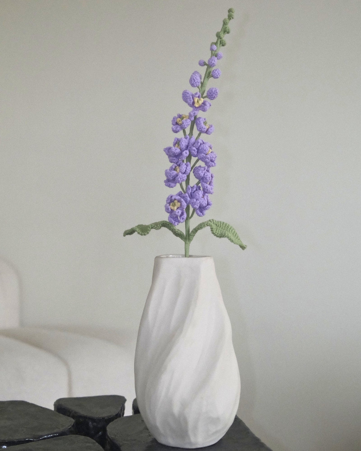 Untitled Flowers — Delphinium, hellviolett, handgehäkelt, in der Vase