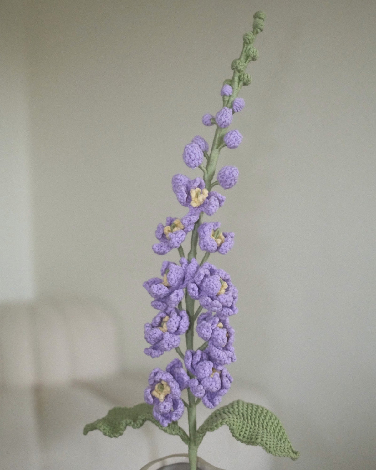 Untitled Flowers — Delphinium, hellviolett, handgehäkelt, Detail