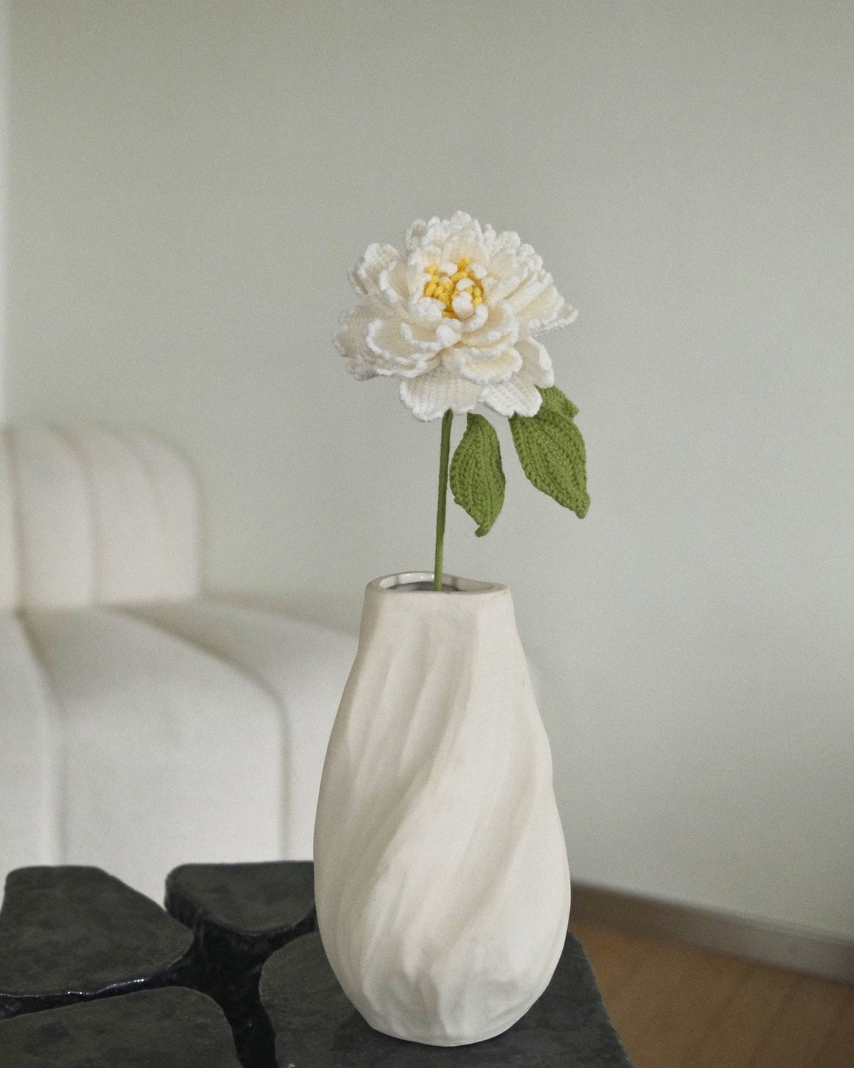 Untitled Flowers — Pfingstrose, weiss, handgehäkelt, in der Vase