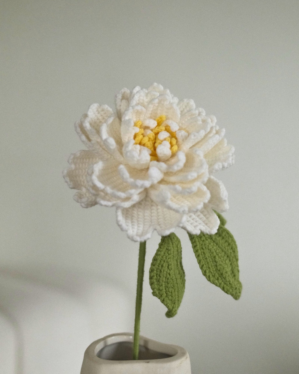 Untitled Flowers — Pfingstrose, weiss, handgehäkelt, Detail