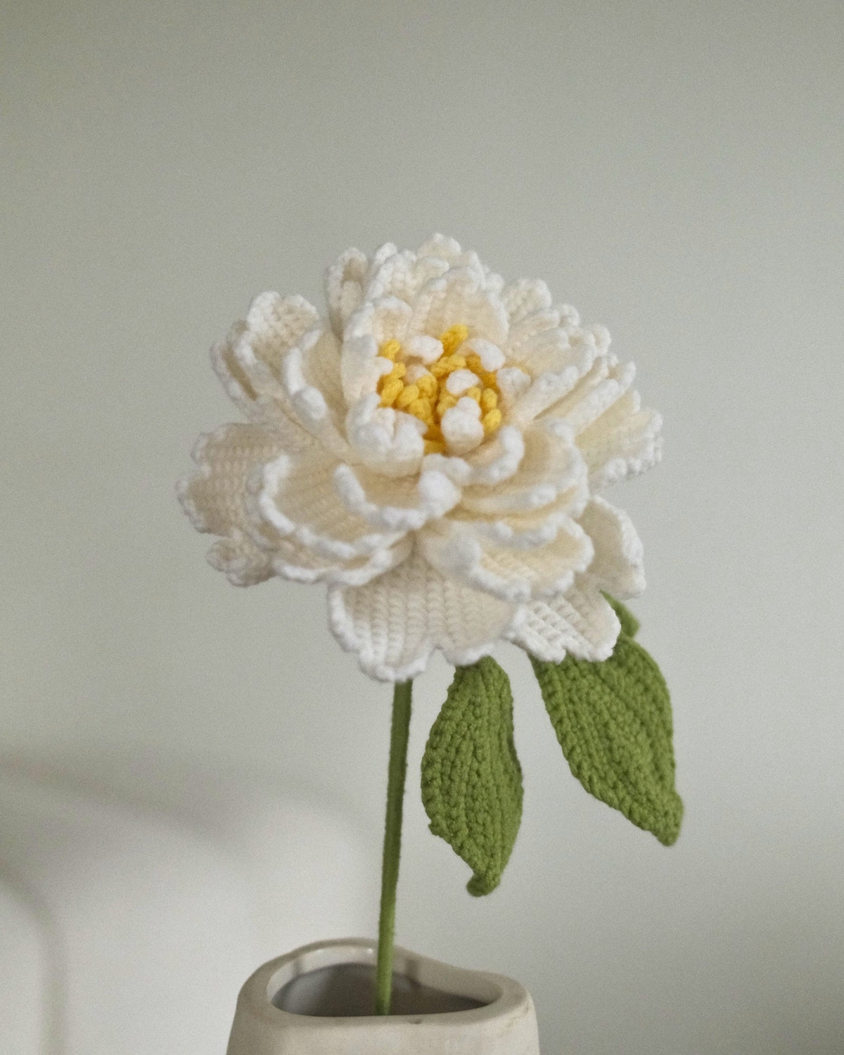 Untitled Flowers — Pfingstrose, weiss, handgehäkelt, Detail