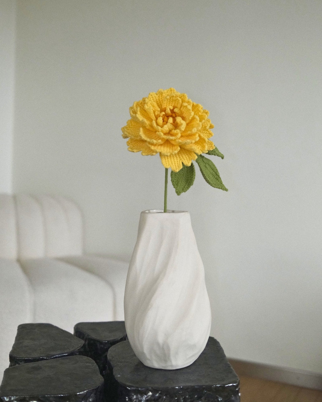 Untitled Flowers — Pfingstrose, gelb, handgehäkelt, in der Vase