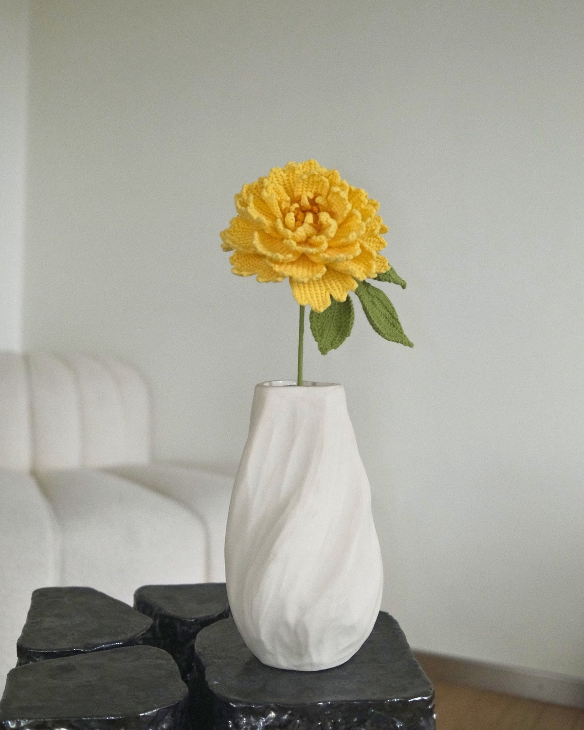 Untitled Flowers — Pfingstrose, gelb, handgehäkelt, in der Vase