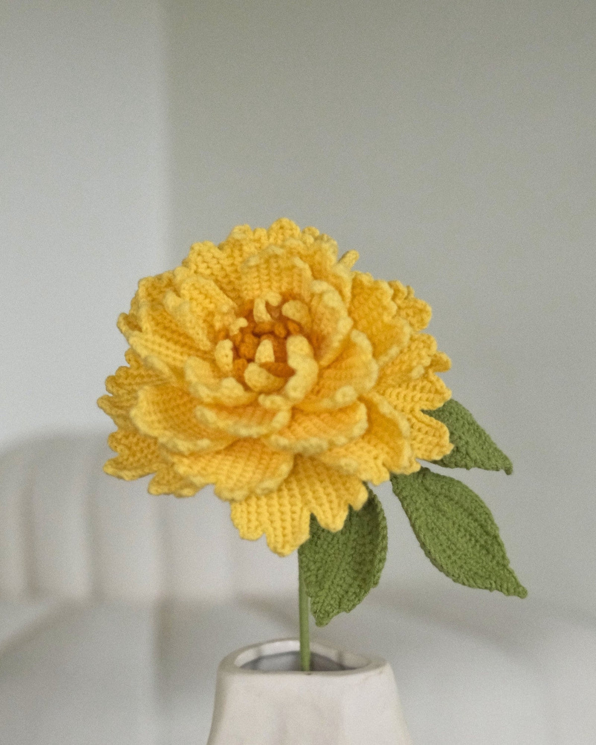 Untitled Flowers — Pfingstrose, gelb, handgehäkelt, Detail