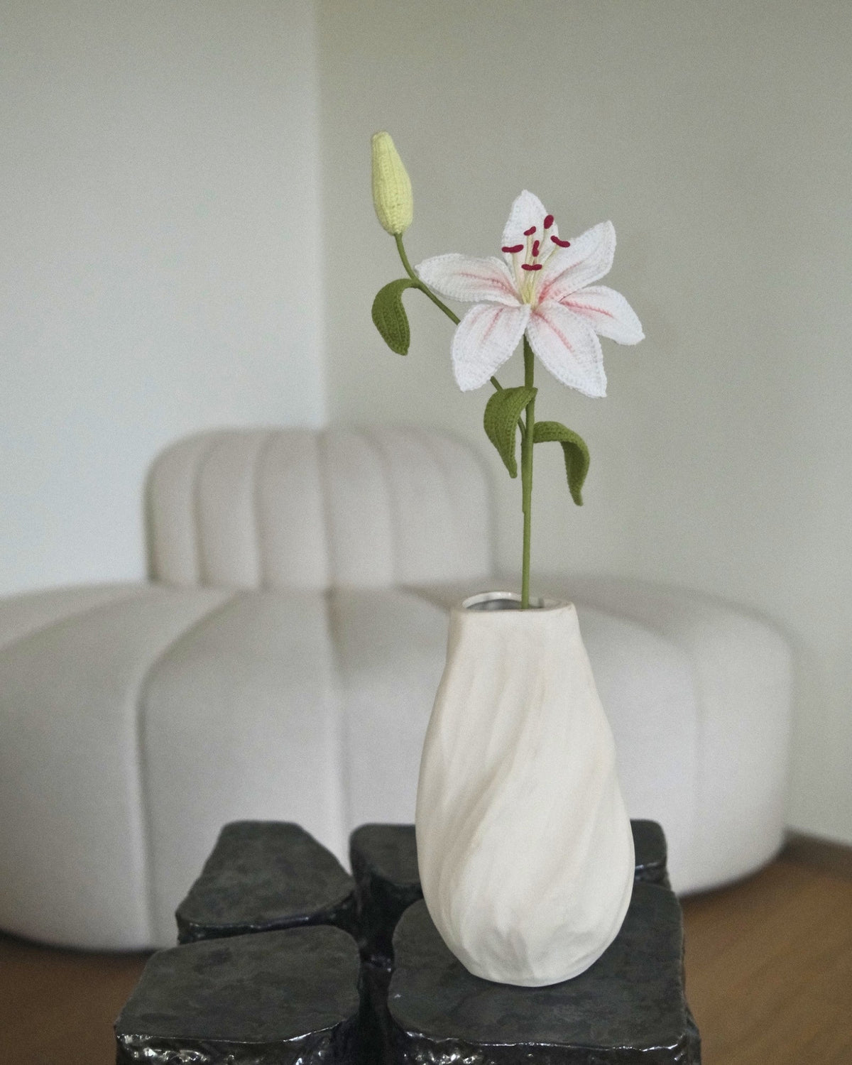 Untitled Flowers — Lilie mit Knospe, weiss, handgehäkelt, in der Vase
