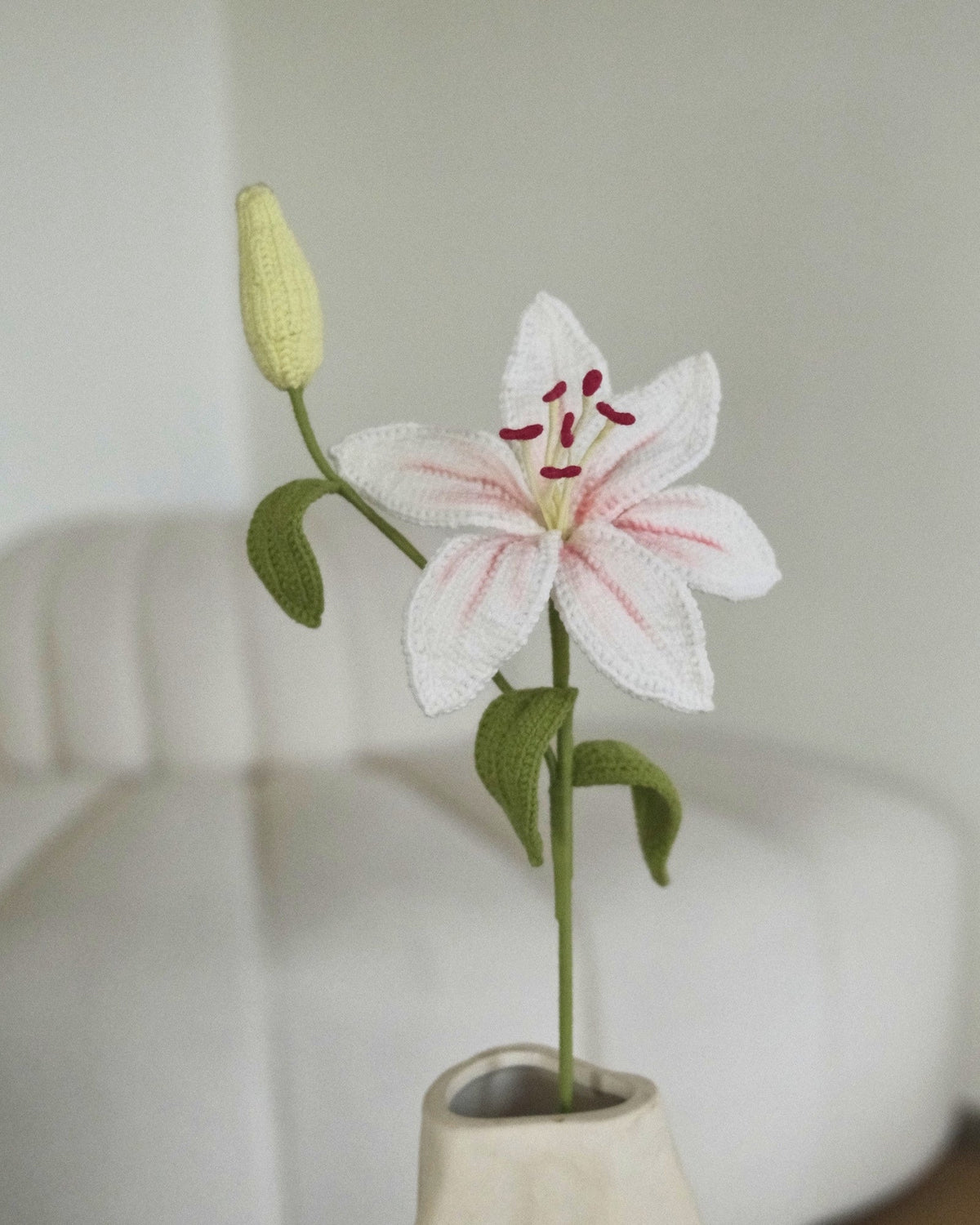 Untitled Flowers — Lilie mit Knospe, weiss, handgehäkelt, Detail