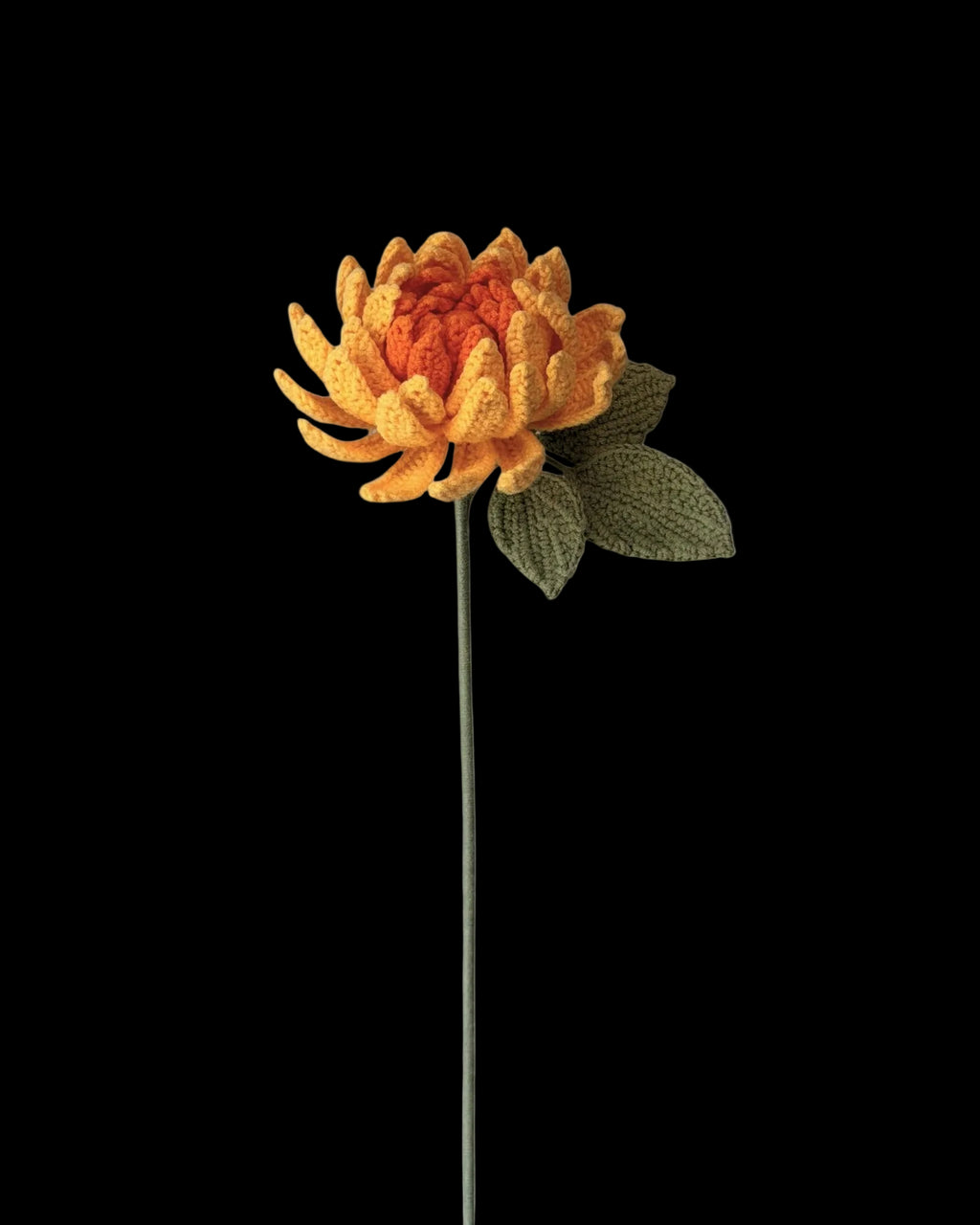 Untitled Flowers — Dahlie, gelb-orange, handgehäkelt, freigestellt
