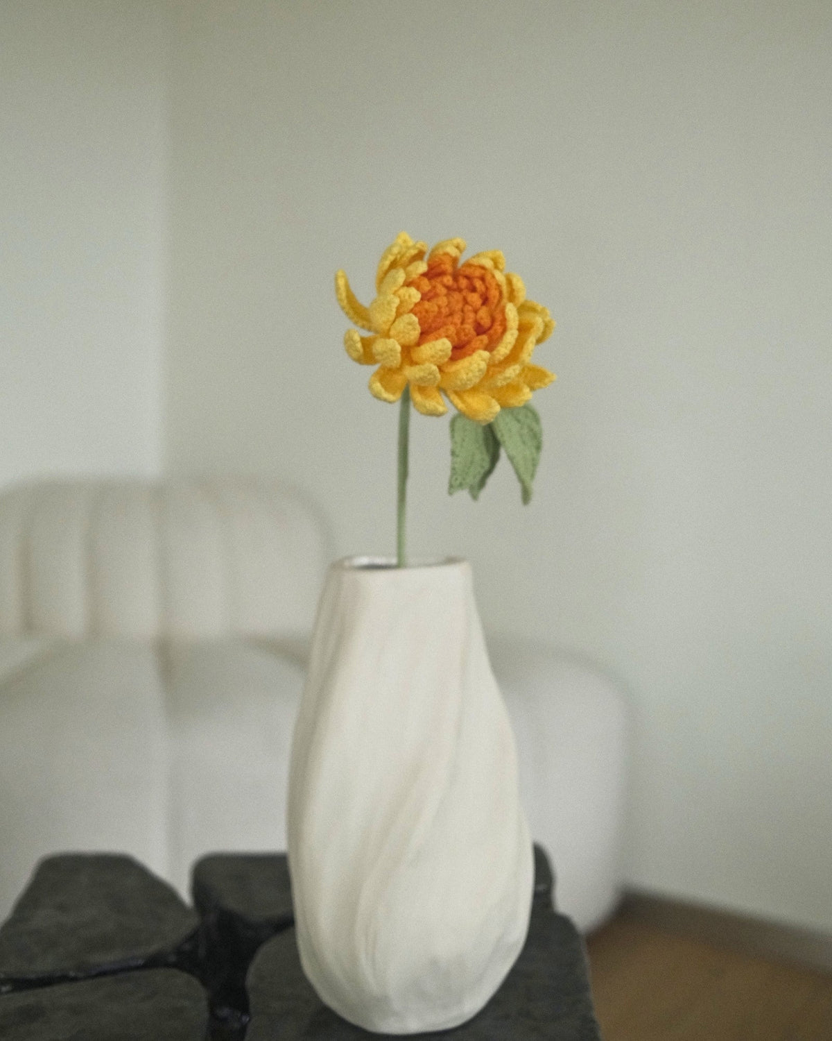 Untitled Flowers — Dahlie, gelb-orange, handgehäkelt, in der Vase