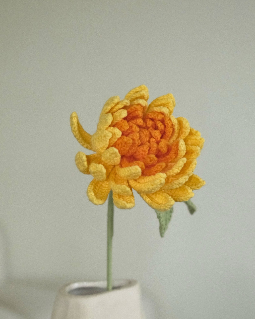 Untitled Flowers — Dahlie, gelb-orange, handgehäkelt, Detail