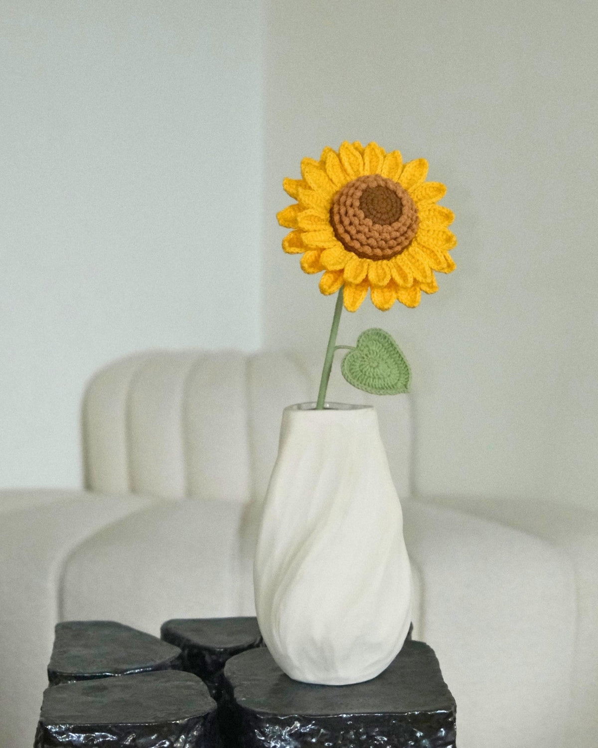 Untitled Flowers — Sonnenblume, gelb, handgehäkelt, in der Vase