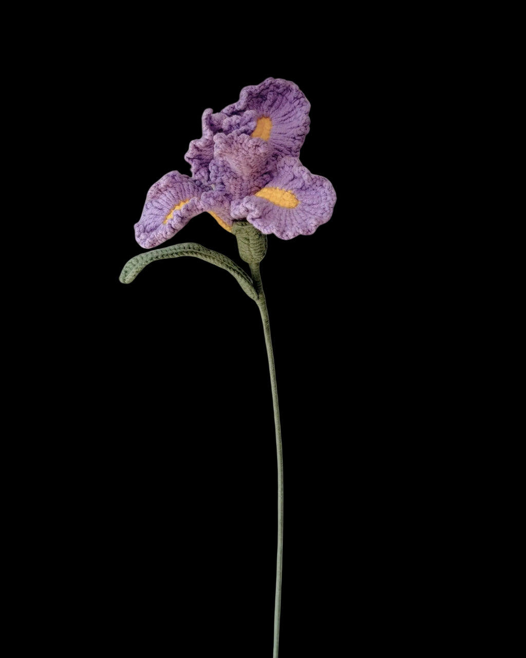 Untitled Flowers — Iris, hellviolett, handgehäkelt, freigestellt