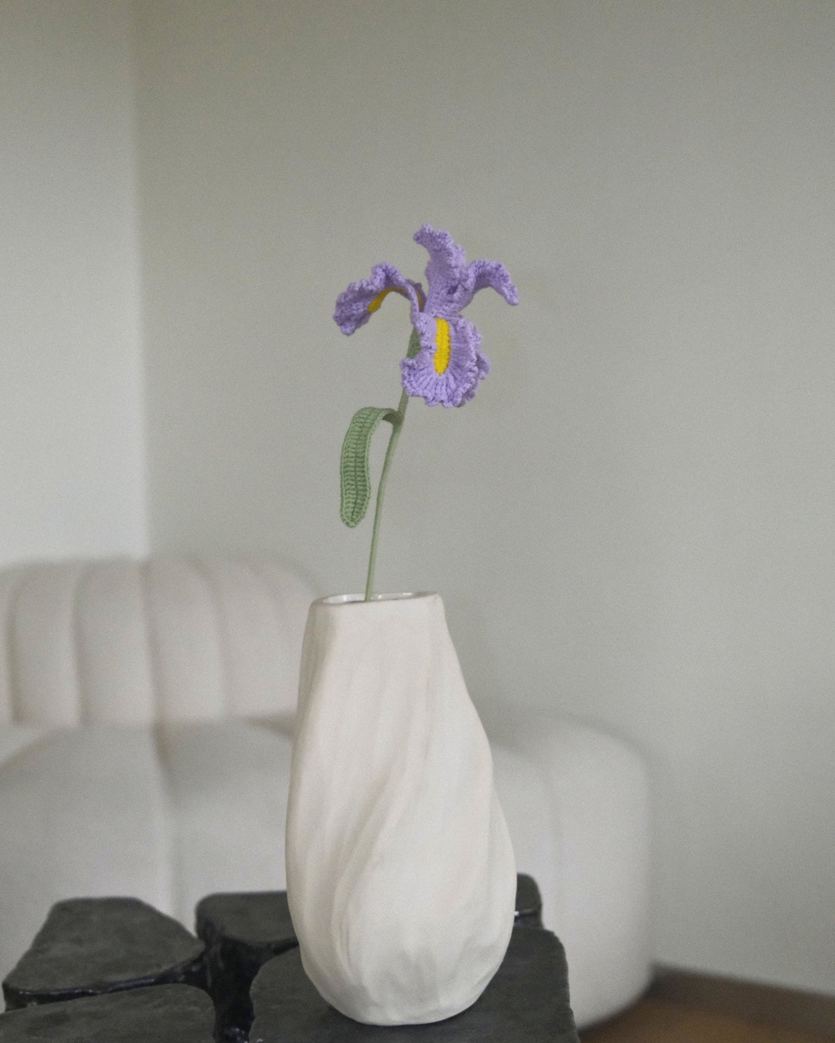 Untitled Flowers — Iris, hellviolett, handgehäkelt, in der Vase
