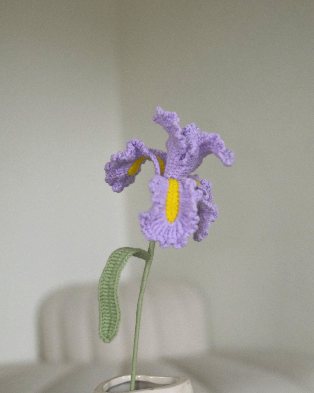 Untitled Flowers — Iris, hellviolett, handgehäkelt, Detail