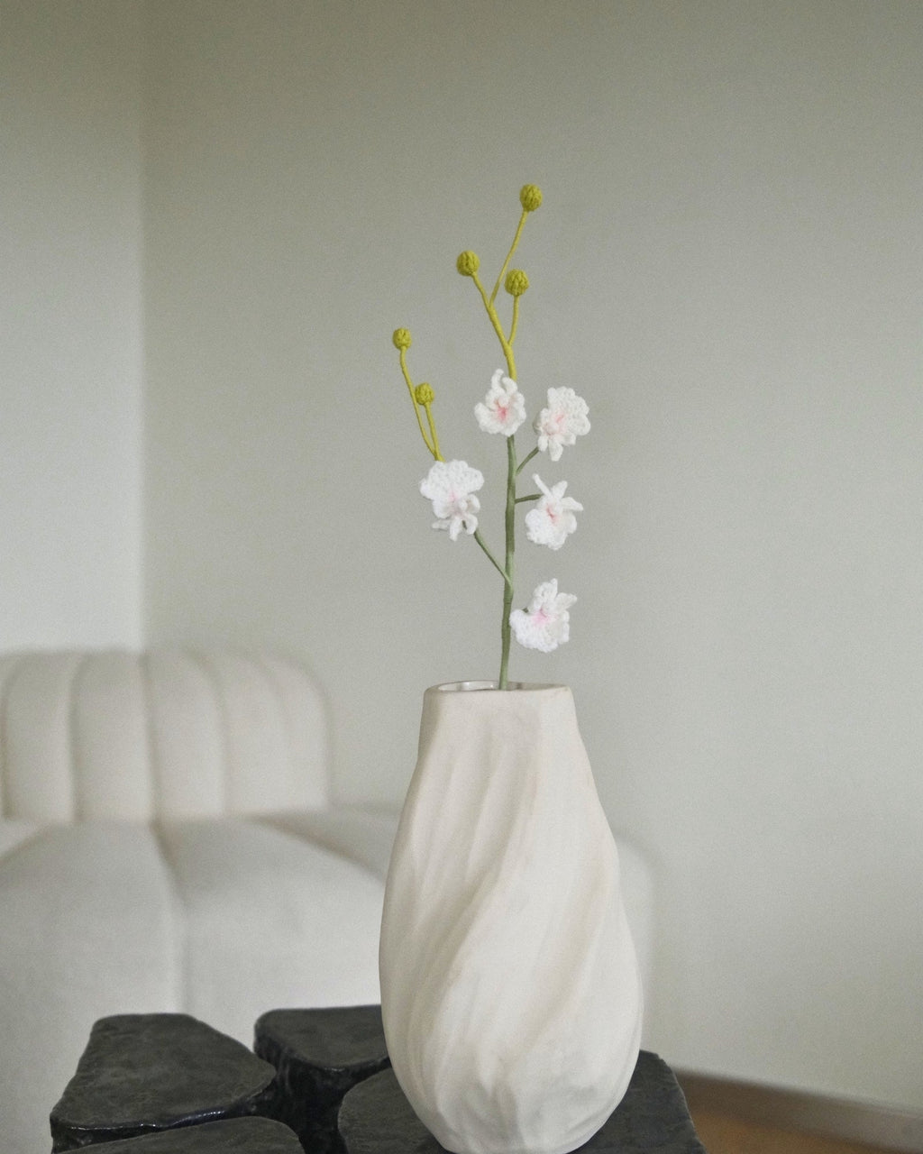Untitled Flowers — Oncidium, weiss-rosa, handgehäkelt, in der Vase