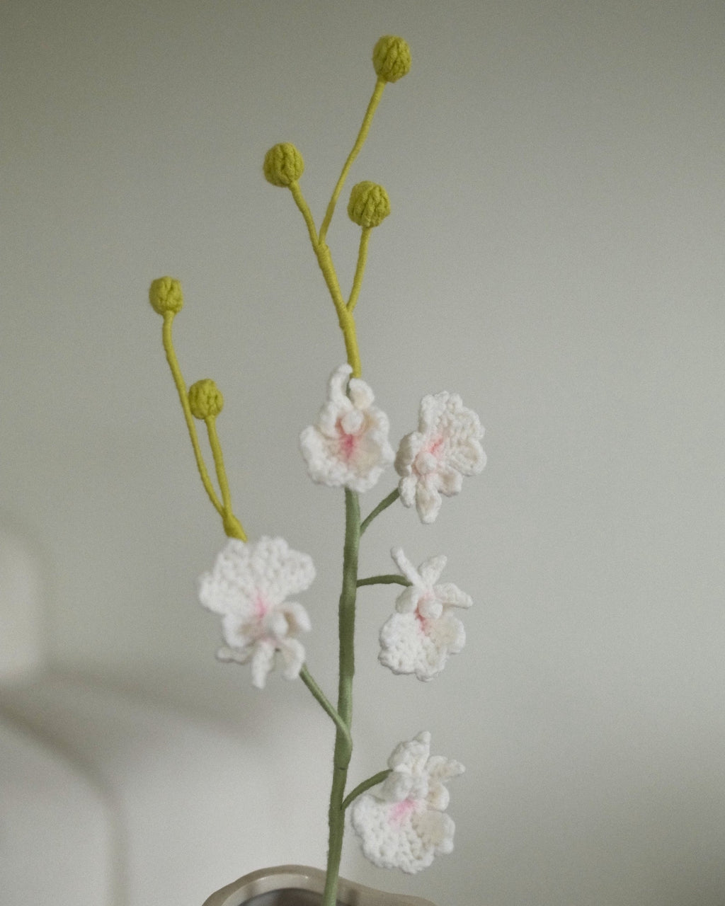 Untitled Flowers — Oncidium, weiss-rosa, handgehäkelt, Detail