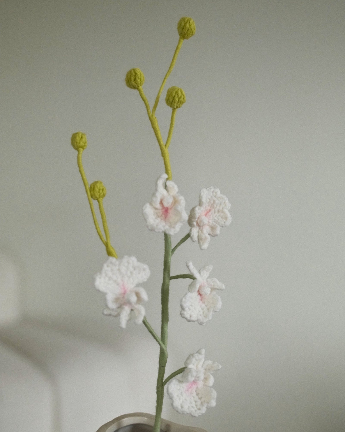 Untitled Flowers — Oncidium, weiss-rosa, handgehäkelt, Detail
