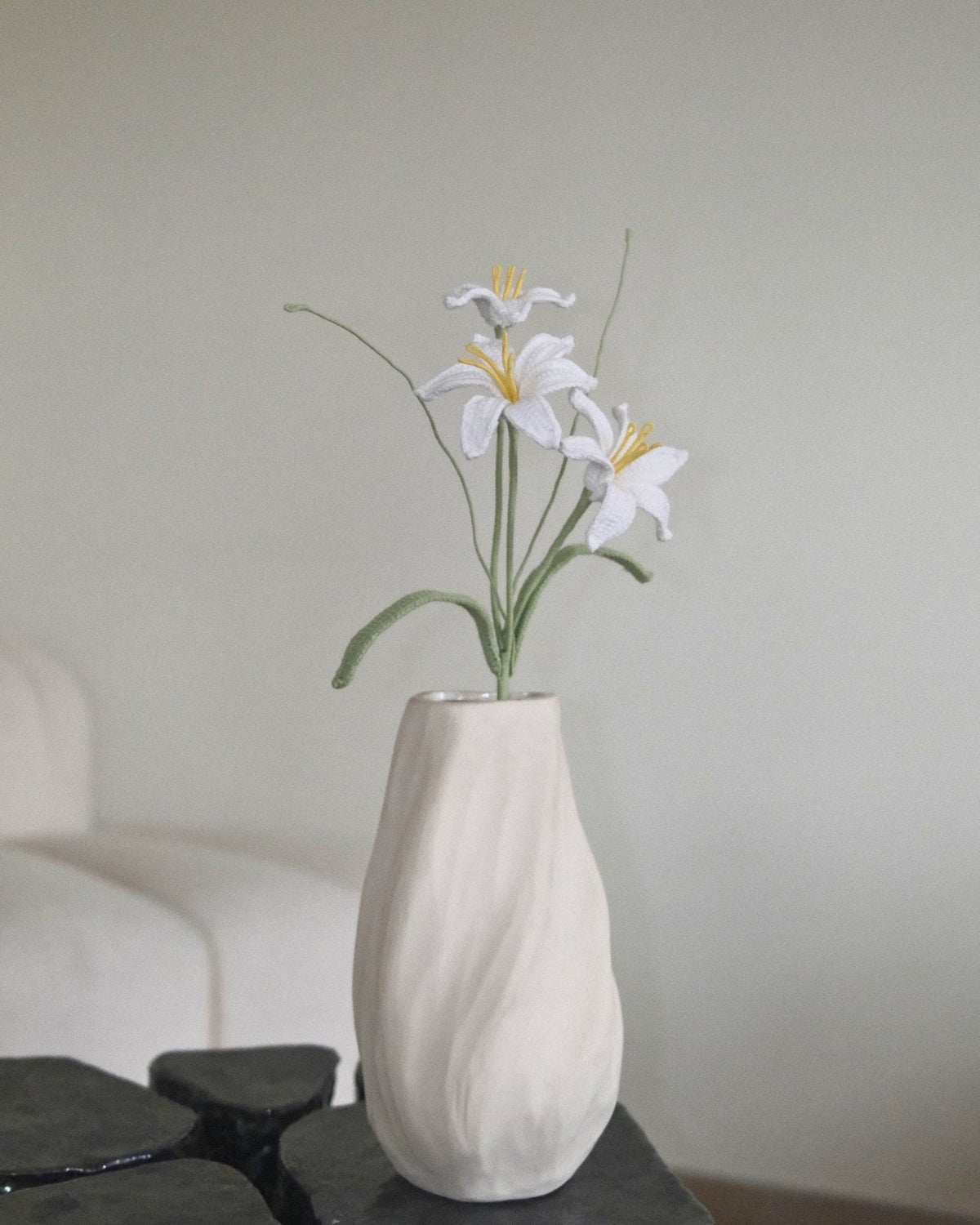 Untitled Flowers — Regenlilie, weiss (dreiköpfig), handgehäkelt, in der Vase