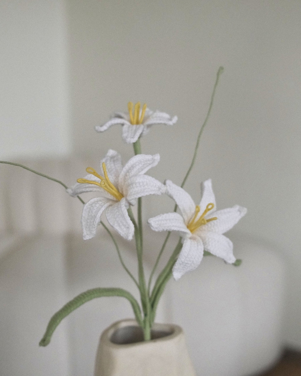 Untitled Flowers — Regenlilie, weiss (dreiköpfig), handgehäkelt, Detail