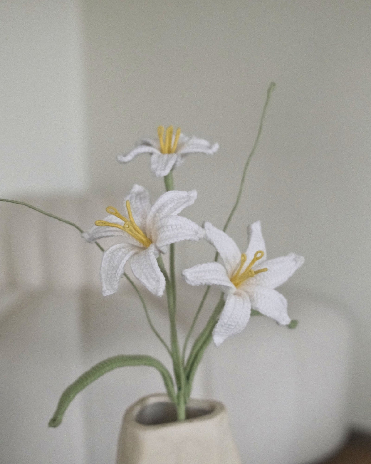 Untitled Flowers — Regenlilie, weiss (dreiköpfig), handgehäkelt, Detail