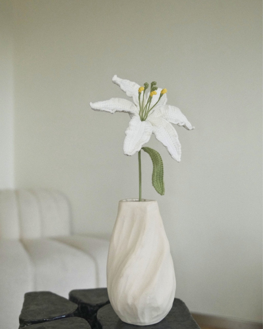 Untitled Flowers — Lilie, weiss, handgehäkelt, in der Vase