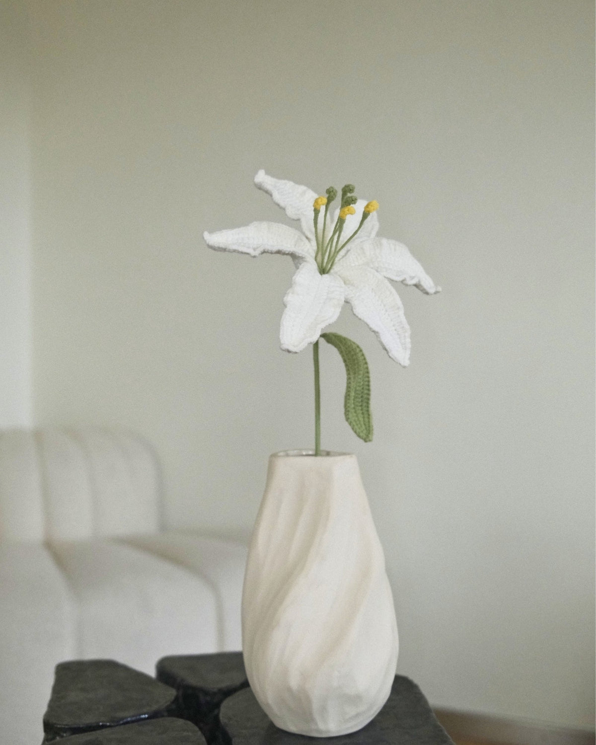 Untitled Flowers — Lilie, weiss, handgehäkelt, in der Vase
