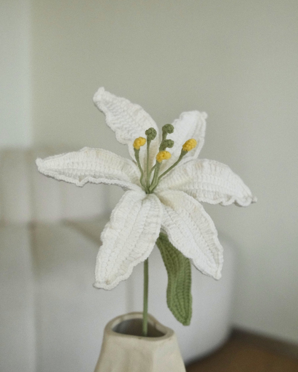Untitled Flowers — Lilie, weiss, handgehäkelt, Detail