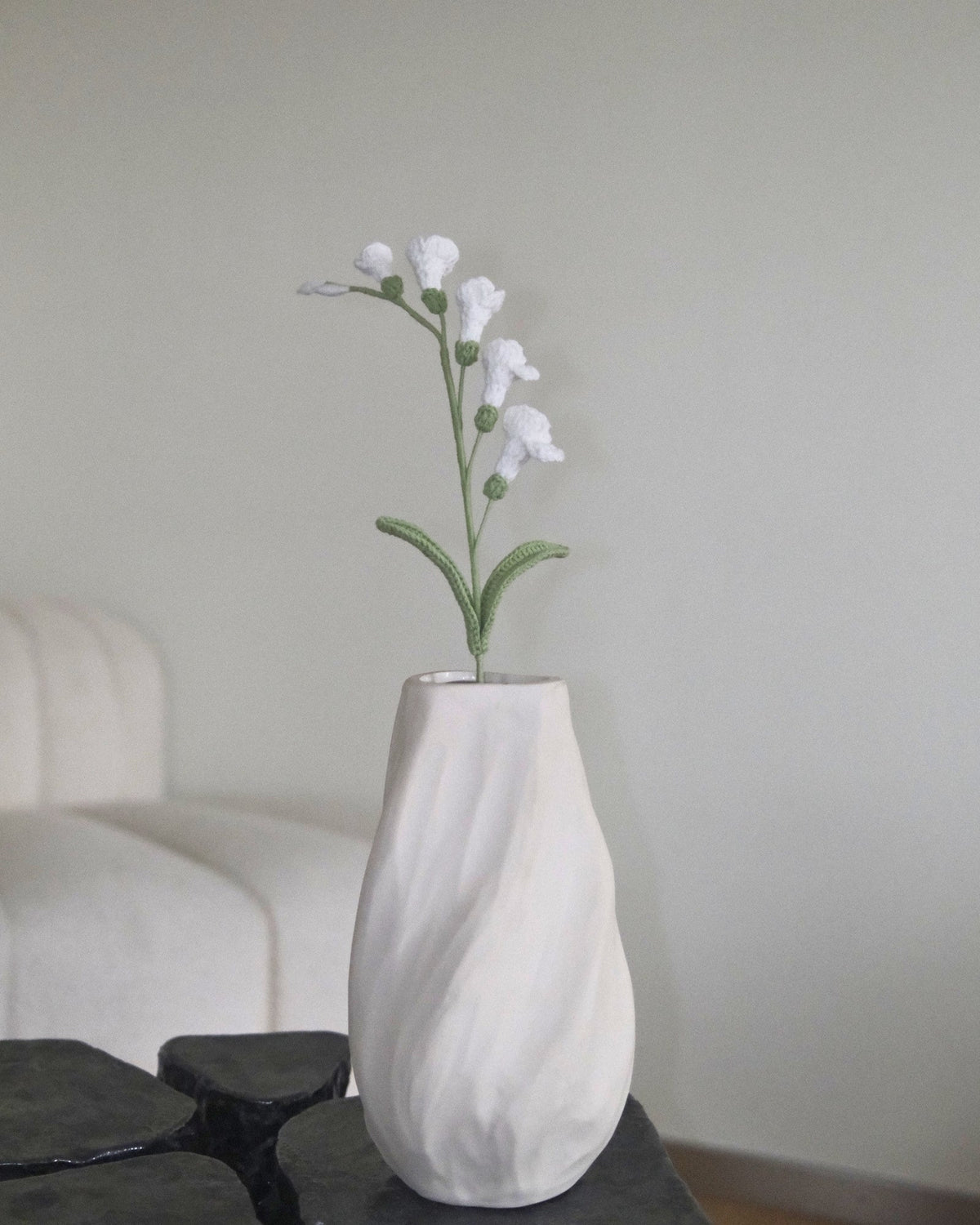 Untitled Flowers — Freesie, weiss, handgehäkelt, in der Vase