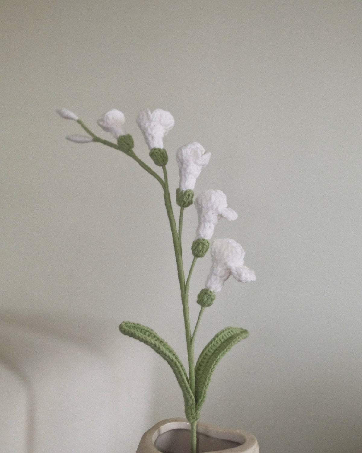 Untitled Flowers — Freesie, weiss, handgehäkelt, Detail