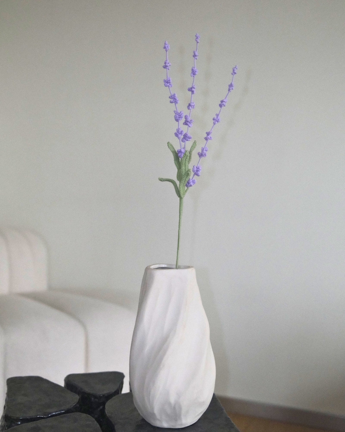 Untitled Flowers — Lavendel, handgehäkelt, in der Vase