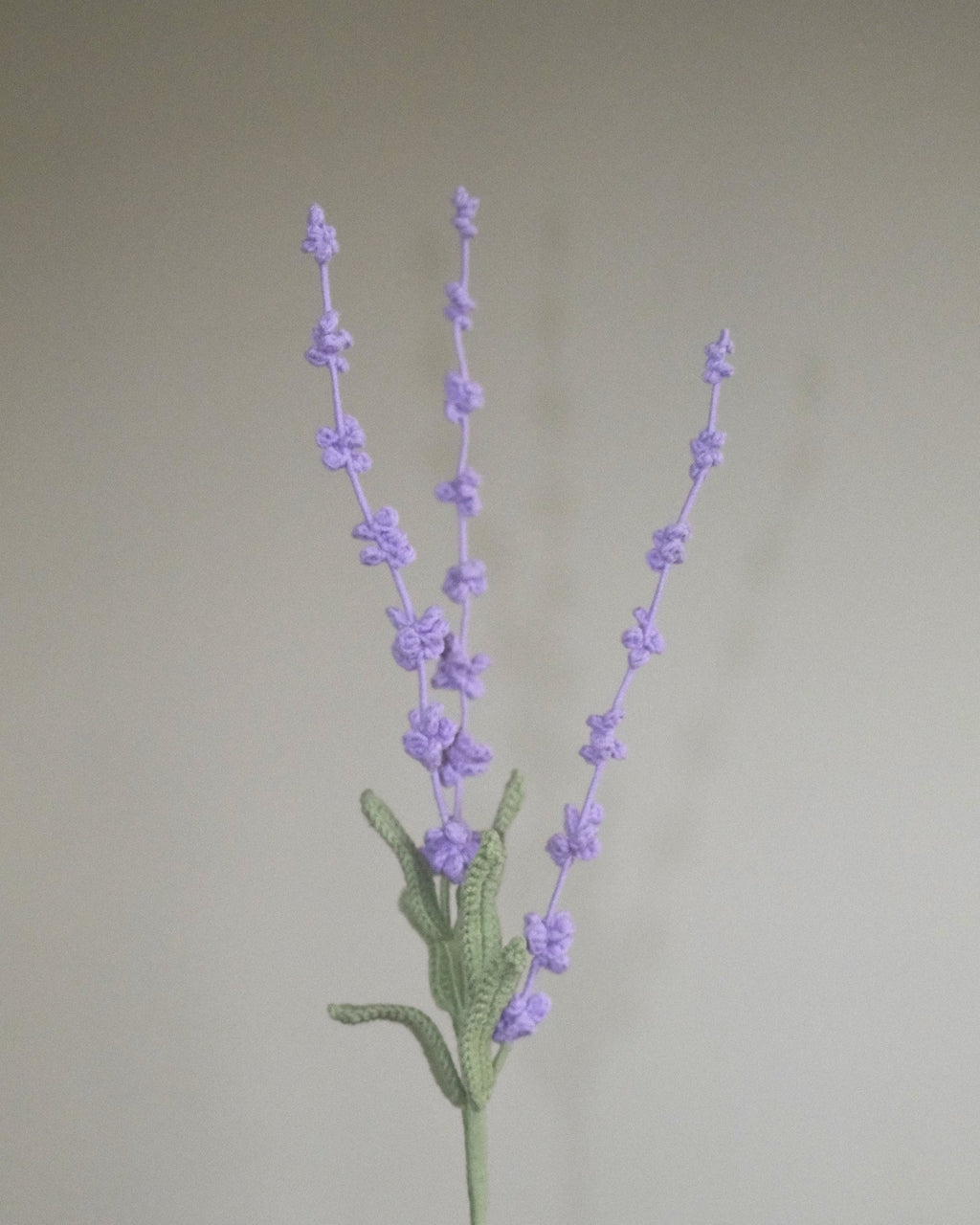 Untitled Flowers — Lavendel, handgehäkelt, Detail