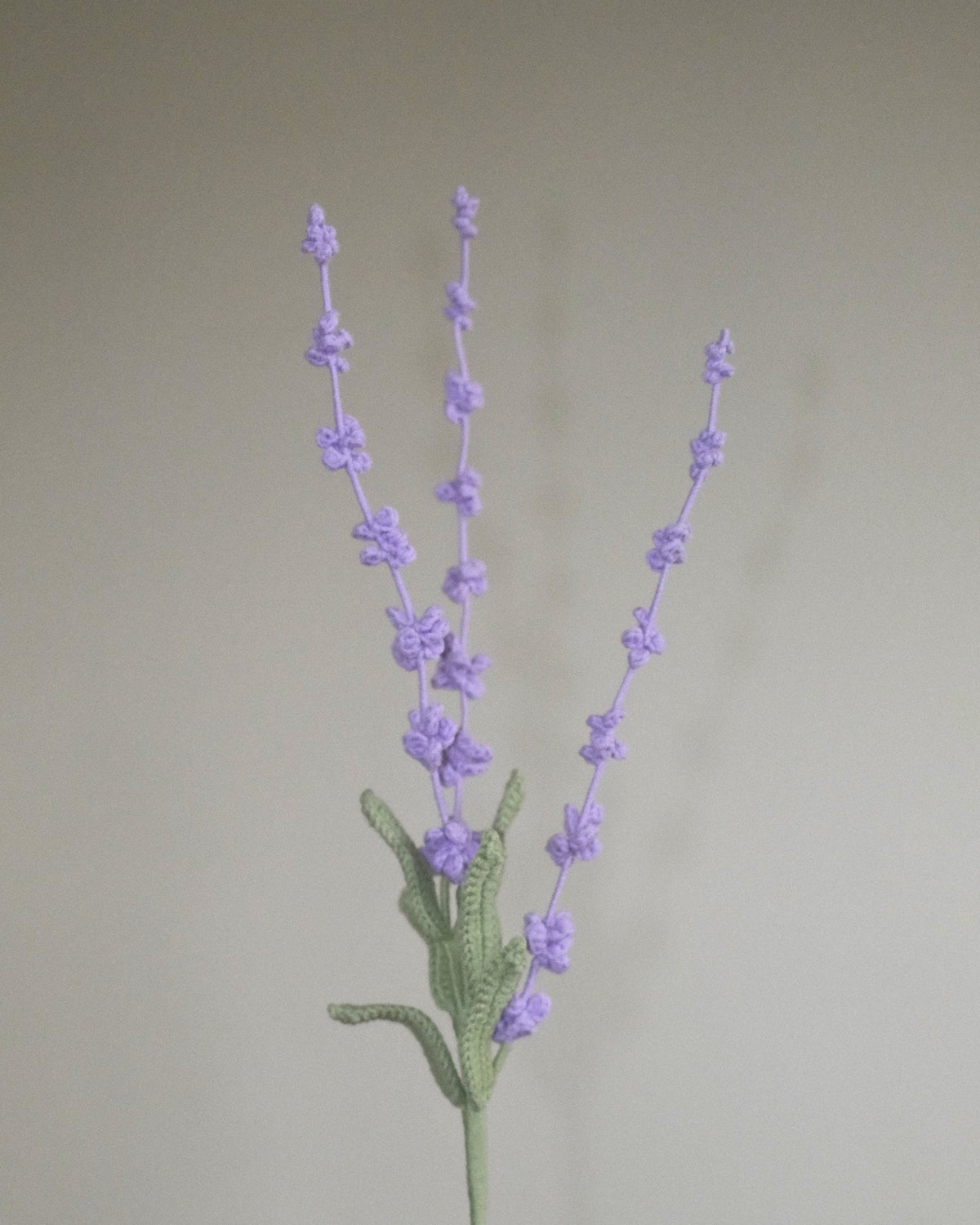 Untitled Flowers — Lavendel, handgehäkelt, Detail