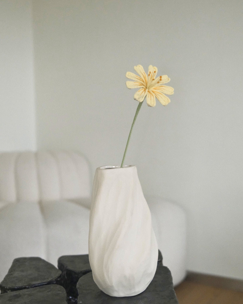 Untitled Flowers — Lewisia, gelb-orange, handgehäkelt, in der Vase