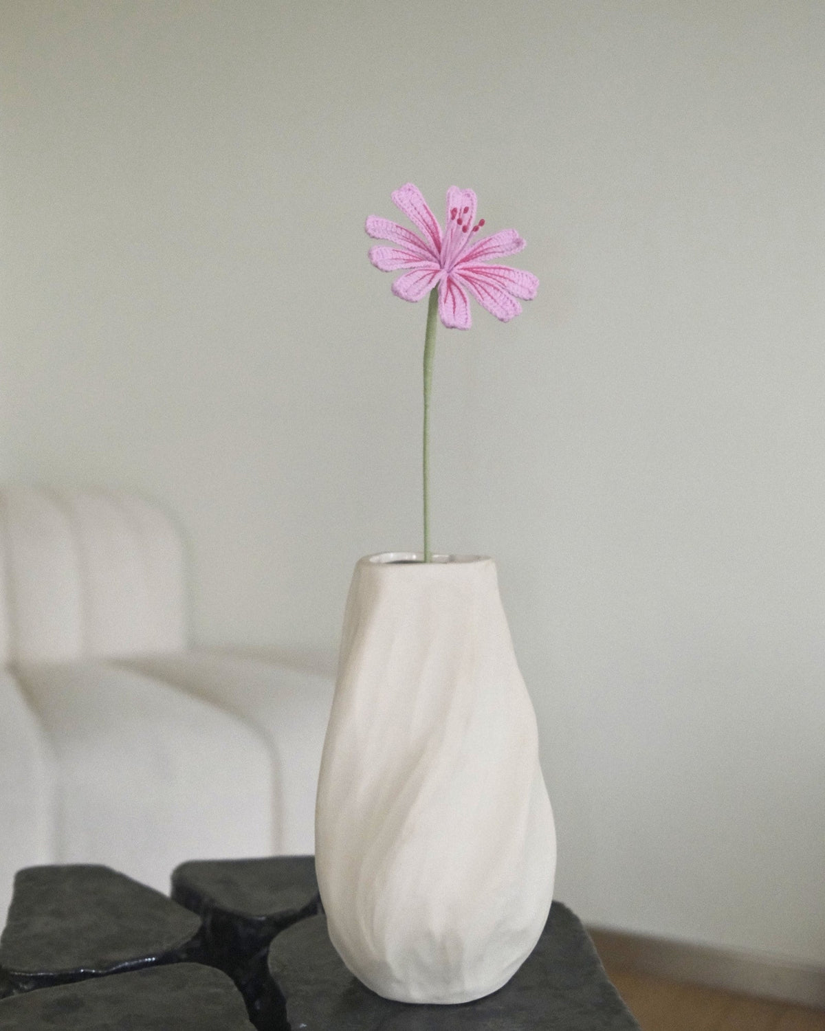 Untitled Flowers — Lewisia, rosa, handgehäkelt, in der Vase