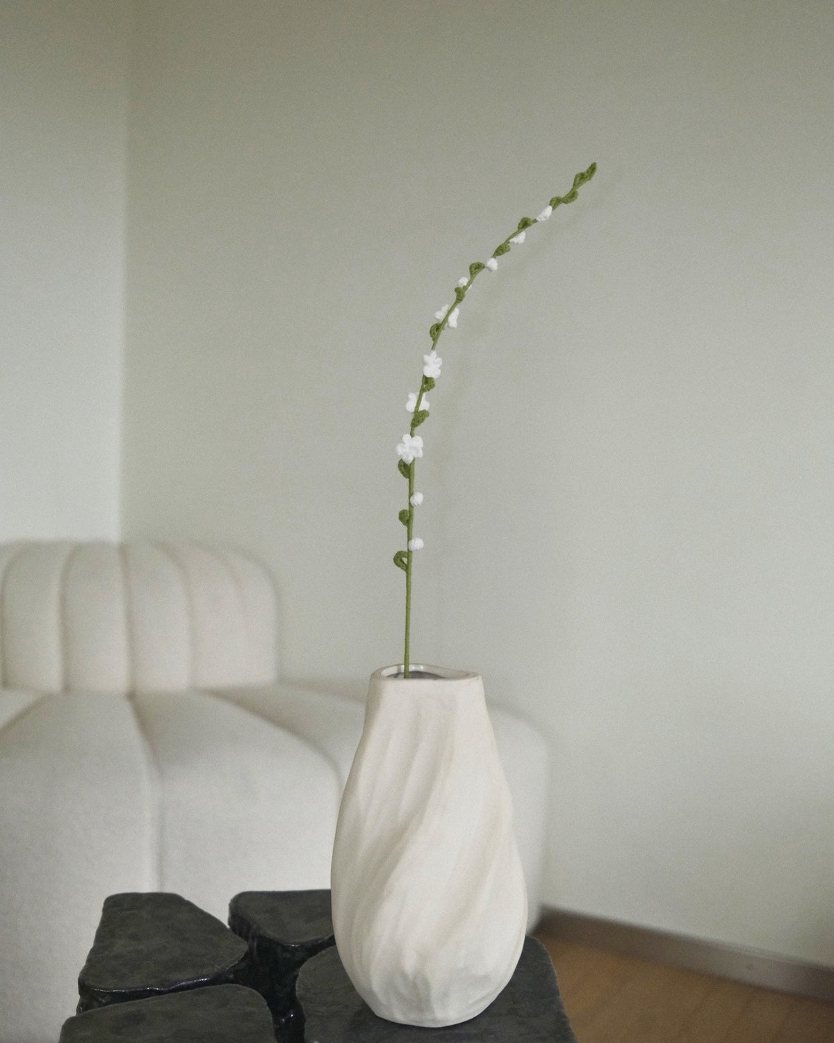 Untitled Flowers — Silberweide, handgehäkelt, in der Vase