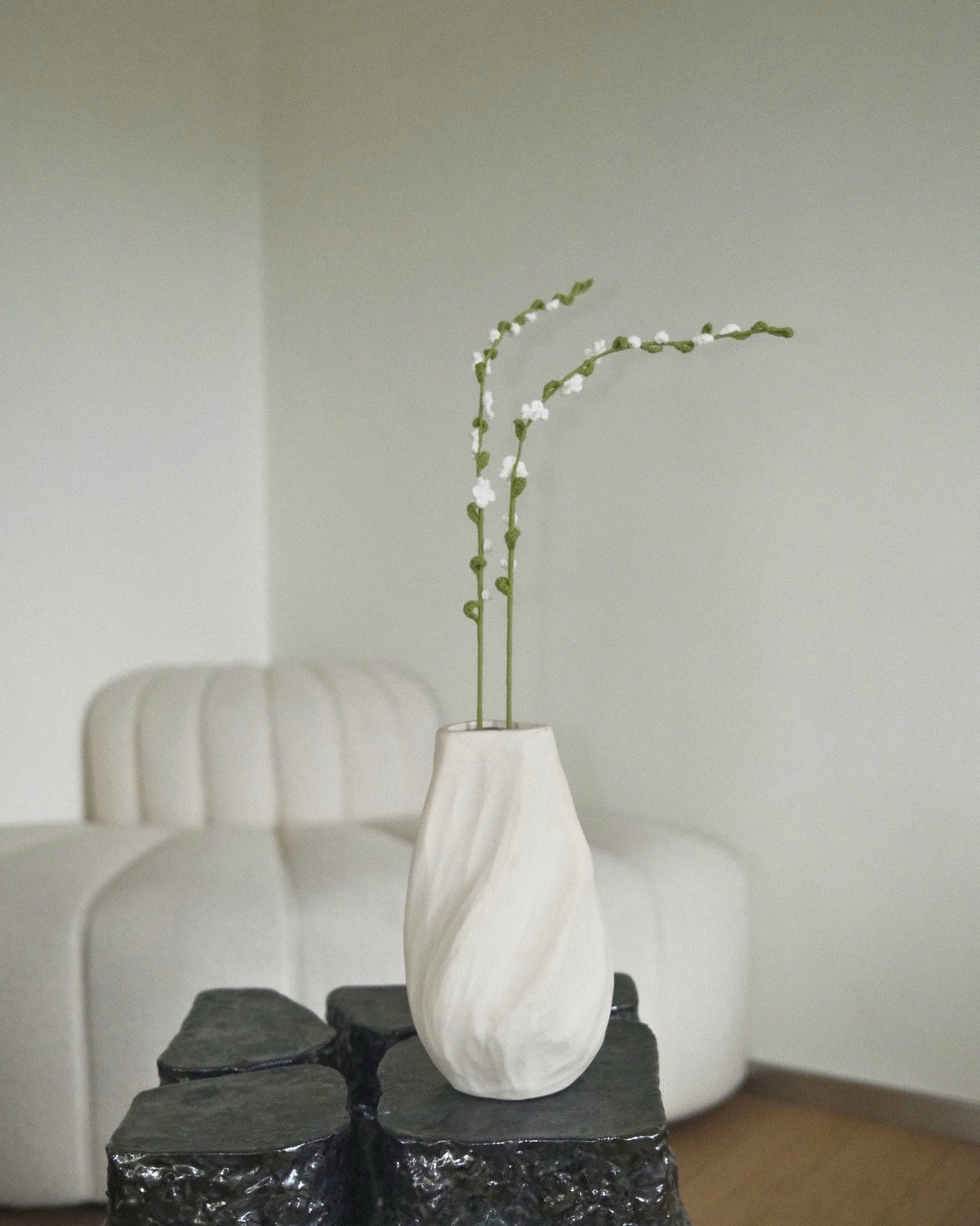 Untitled Flowers — Silberweide, handgehäkelt, in der Vase, zwei Stück