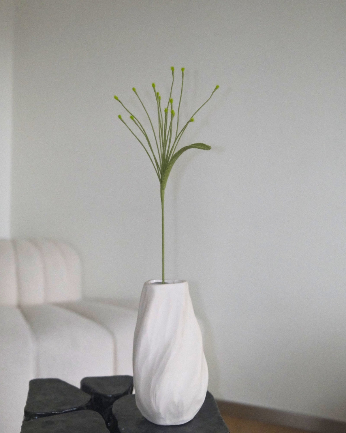 Untitled Flowers — Pennisetum, dunkelgrün, handgehäkelt, in der Vase