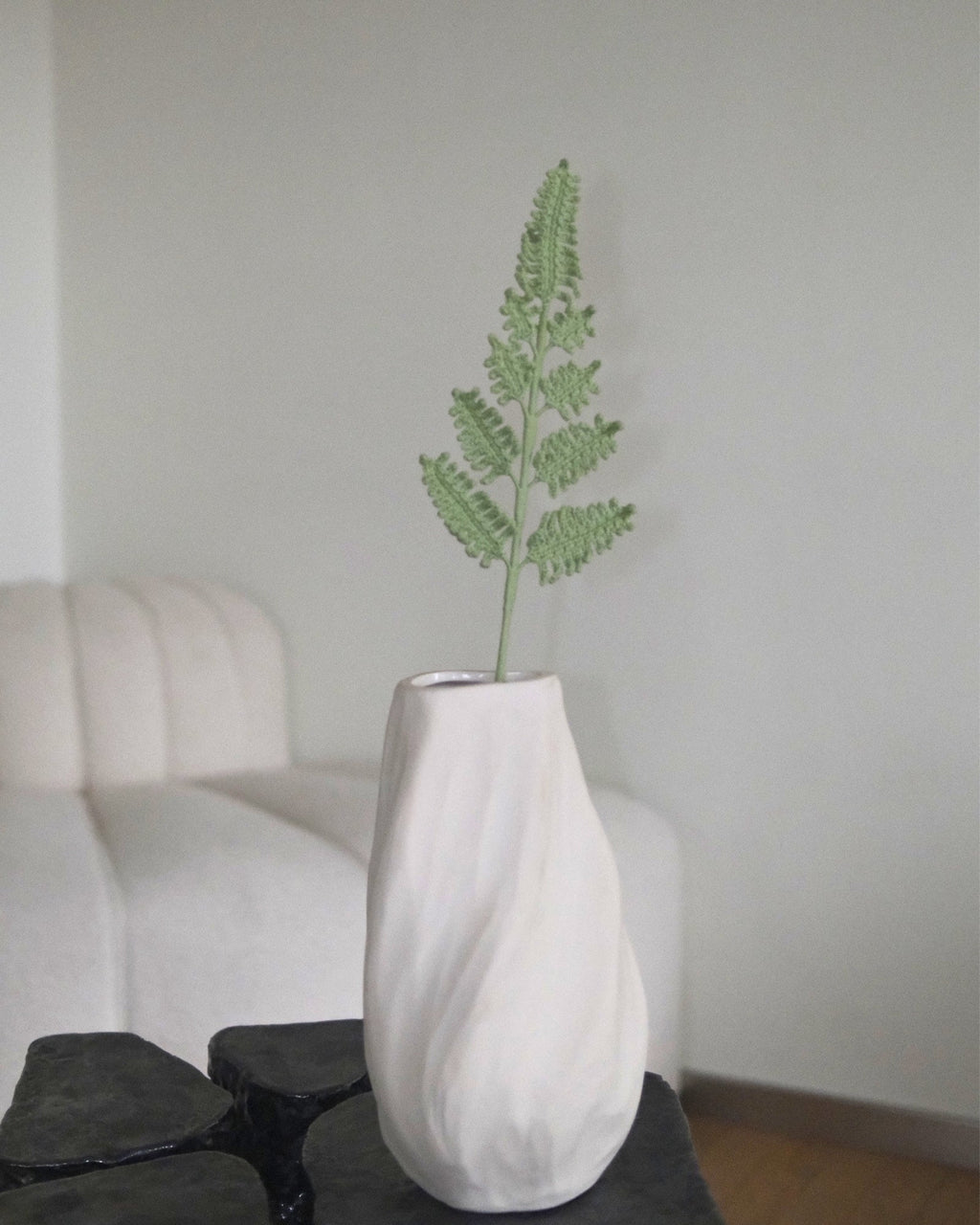 Untitled Flowers — Farnblatt, handgehäkelt, in der Vase