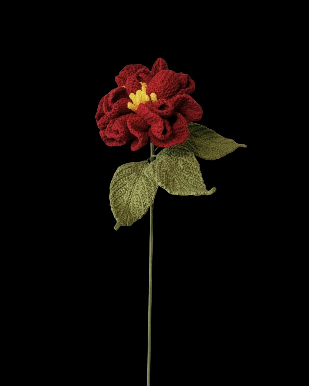 Untitled Flowers — Kamelie, bordeaux, handgehäkelt, freigestellt