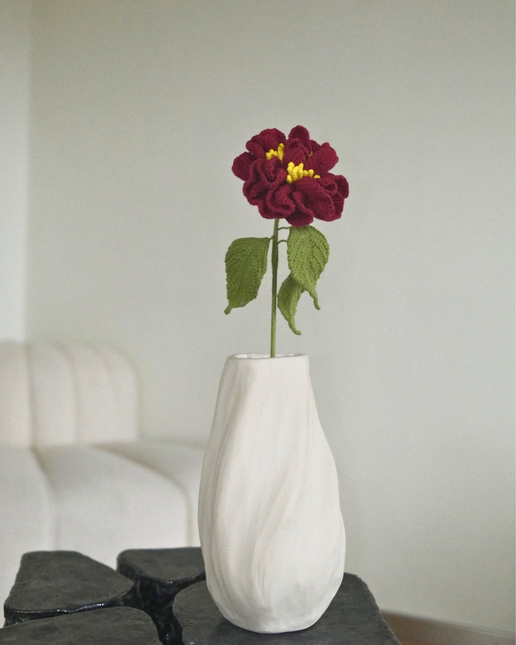 Untitled Flowers — Kamelie, bordeaux, handgehäkelt, in der Vase