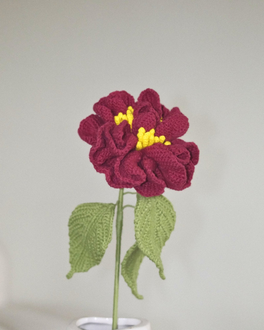Untitled Flowers — Kamelie, bordeaux, handgehäkelt, Detail
