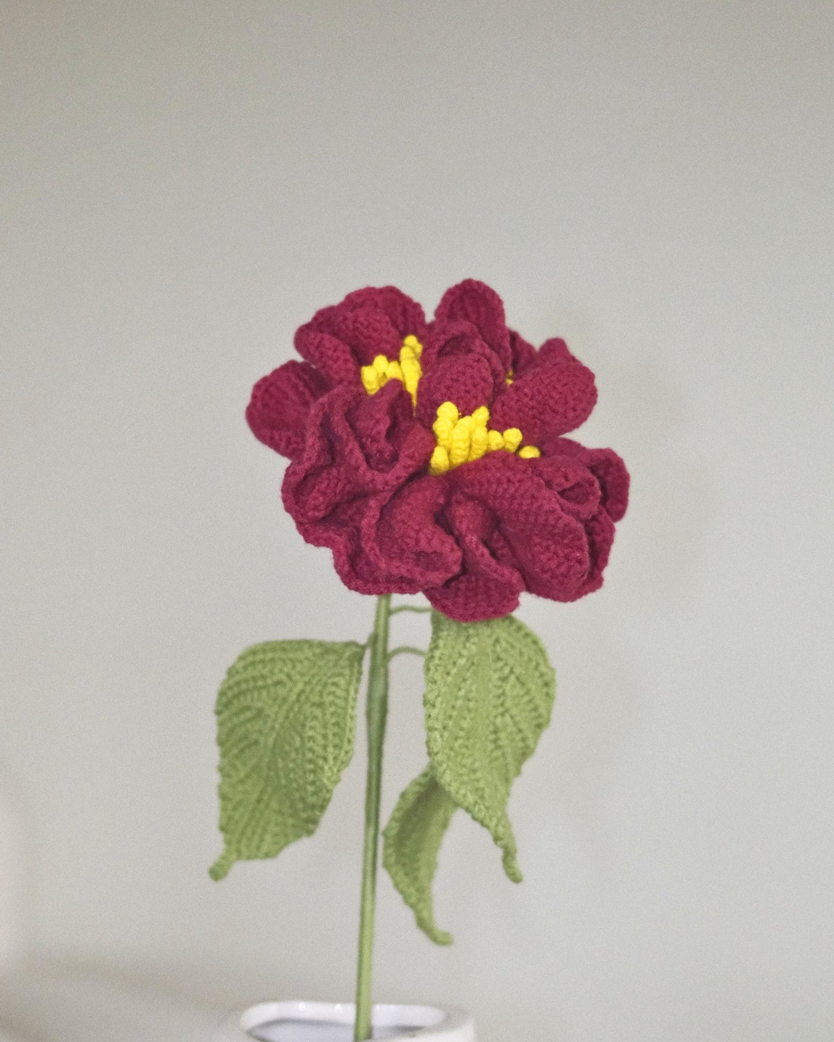 Untitled Flowers — Kamelie, bordeaux, handgehäkelt, Detail